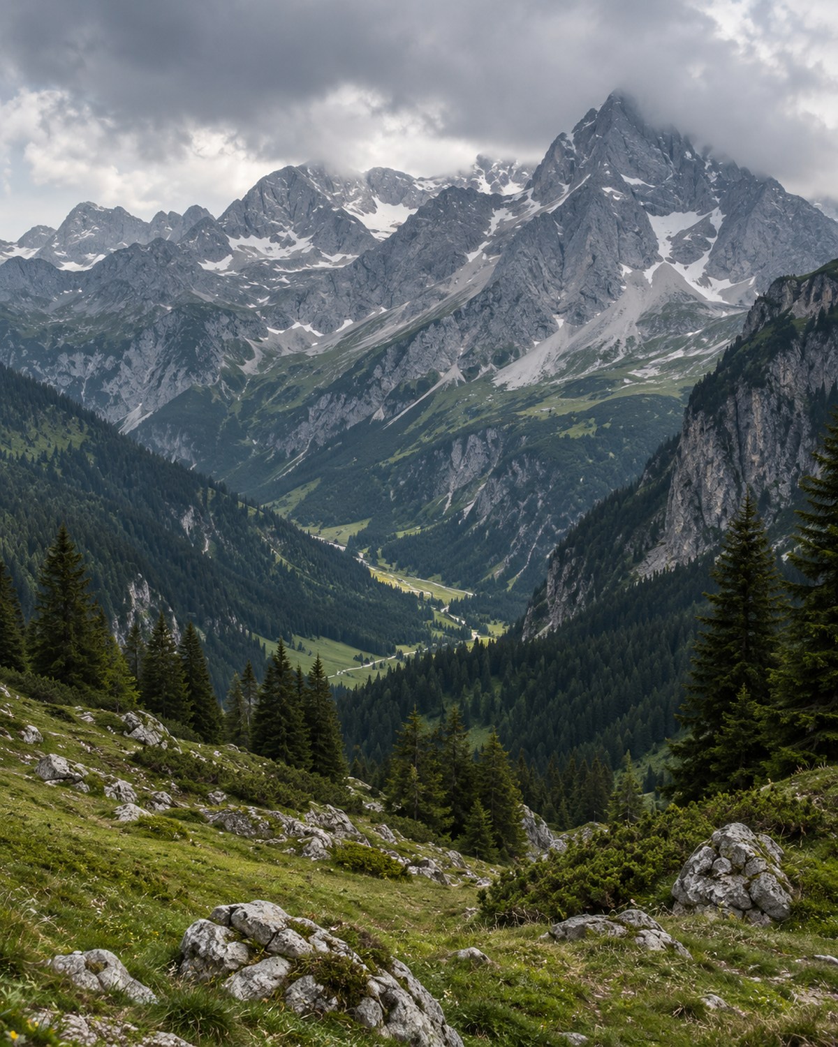 Gedämpfte Berglandschaft in den österreichischen Alpen