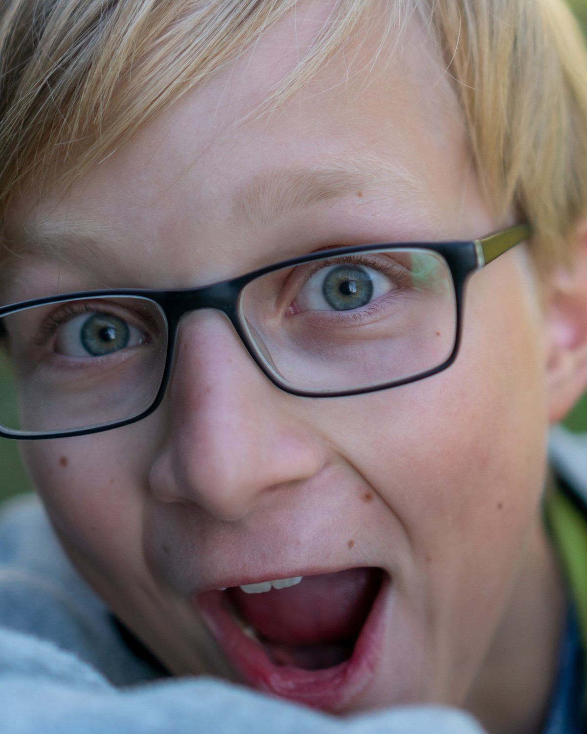 Lebendiges Porträt eines Jungen mit Brille